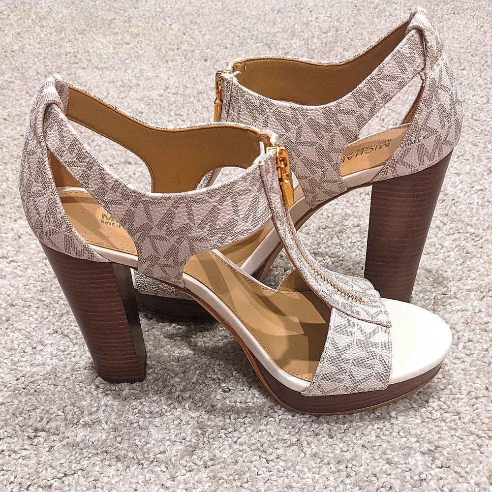 NWOT Michael Kors
Berkley T-Strap Platform Sandals